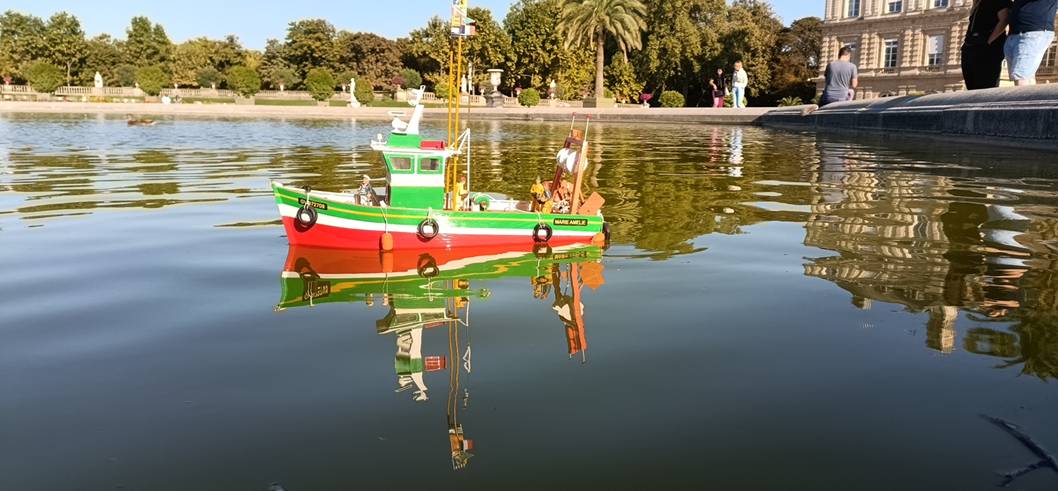 club nautique du luco jardin du Luxembourg Paris pond boat