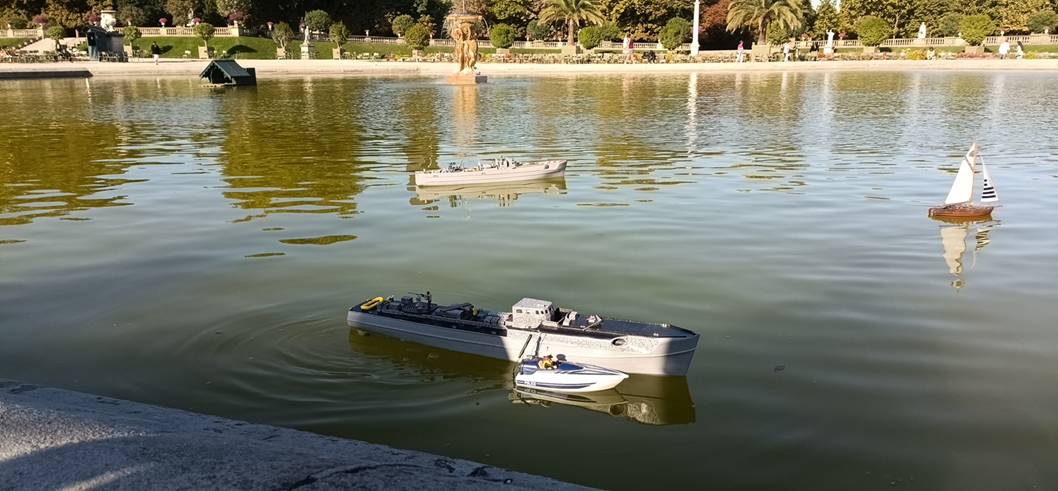 club nautique du luco jardin du Luxembourg Paris pond boat