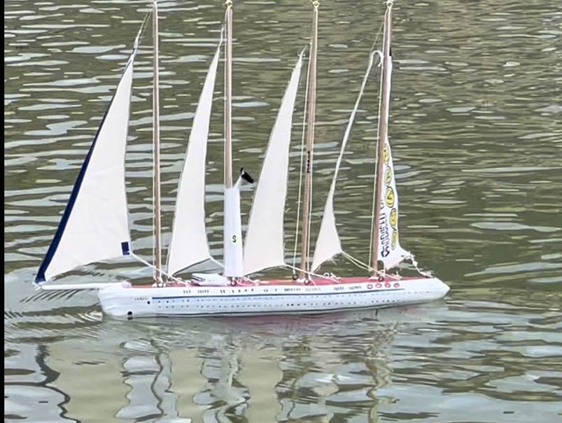club nautique du luco jardin du Luxembourg Paris pond boat