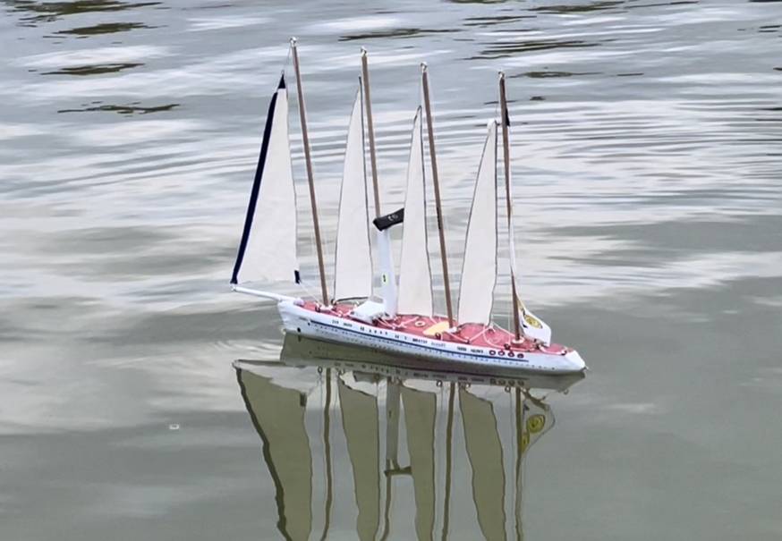 club nautique du luco jardin du Luxembourg Paris pond boat