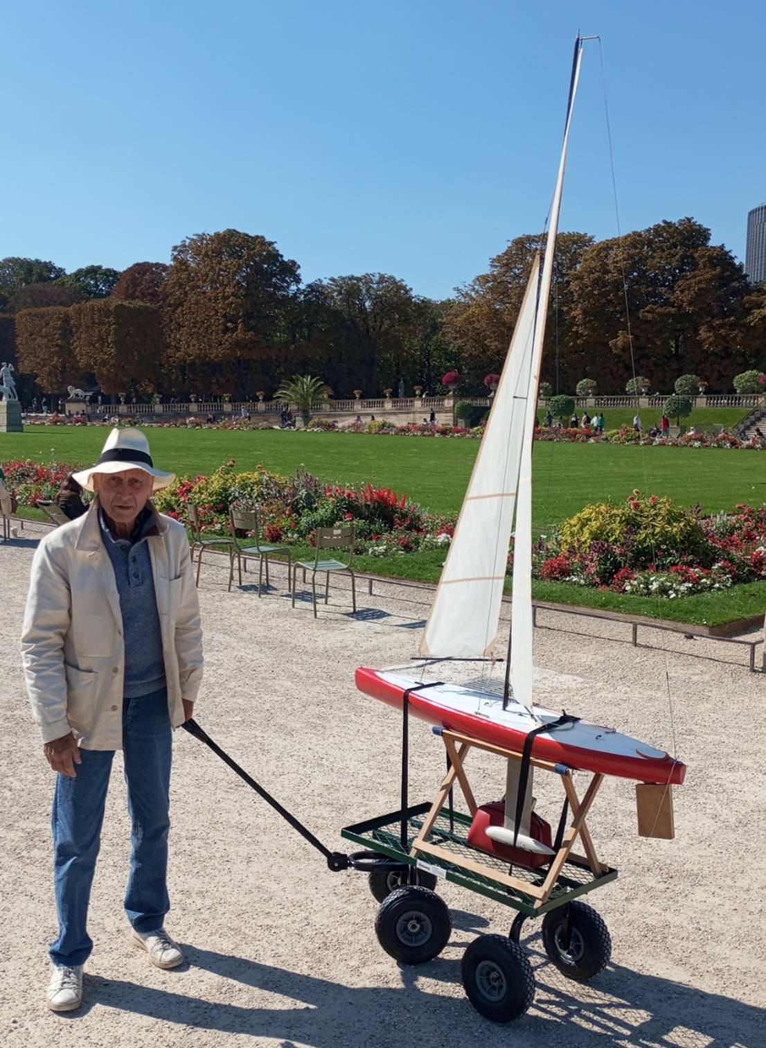 club nautique du luco jardin du Luxembourg Paris pond boat