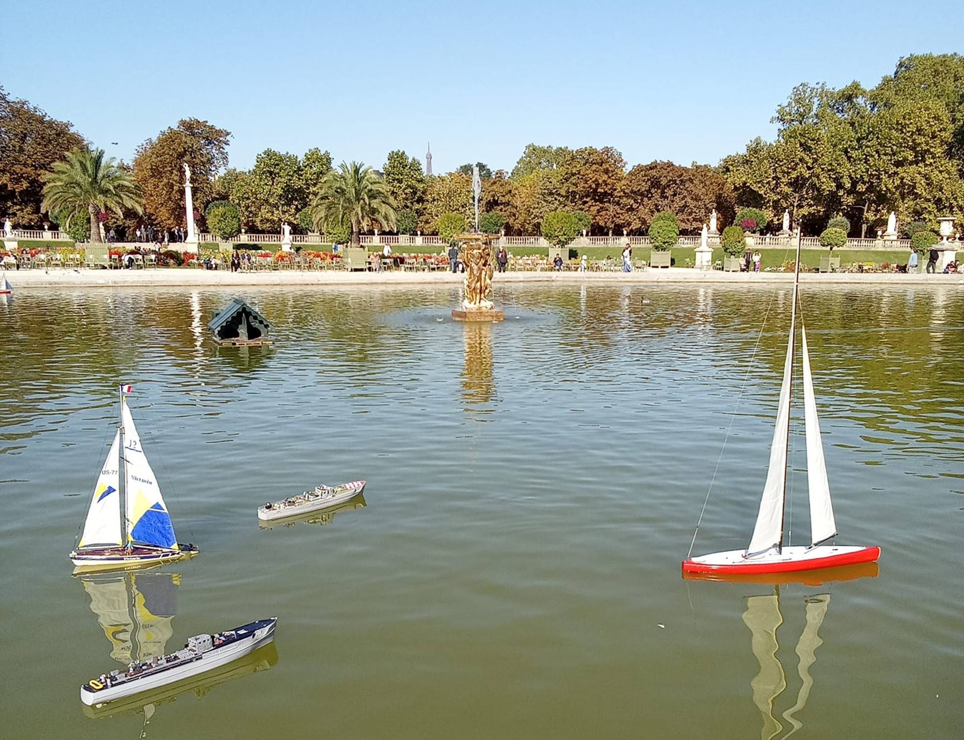 club nautique du luco jardin du Luxembourg Paris pond boat
