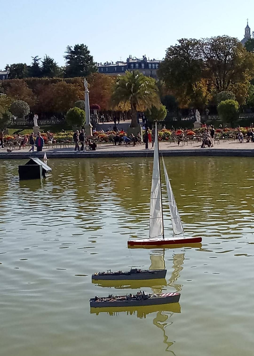 club nautique du luco jardin du Luxembourg Paris pond boat