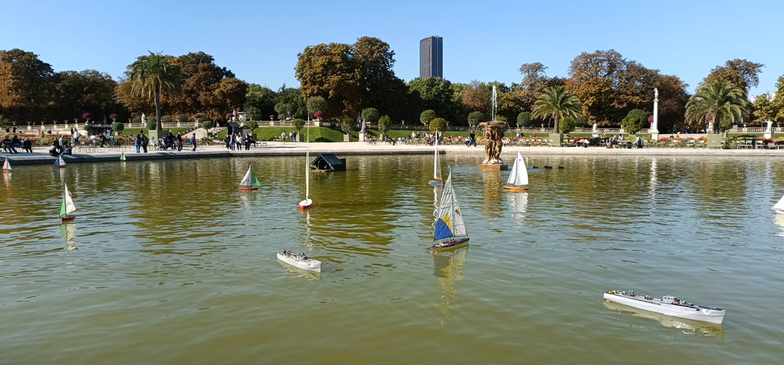 club nautique du luco jardin du Luxembourg Paris pond boat
