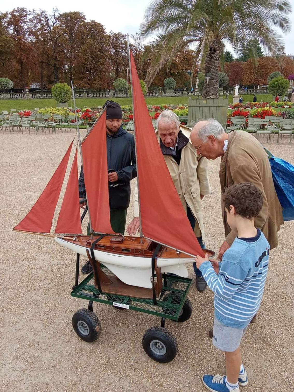 club nautique du luco jardin du Luxembourg Paris pond boat