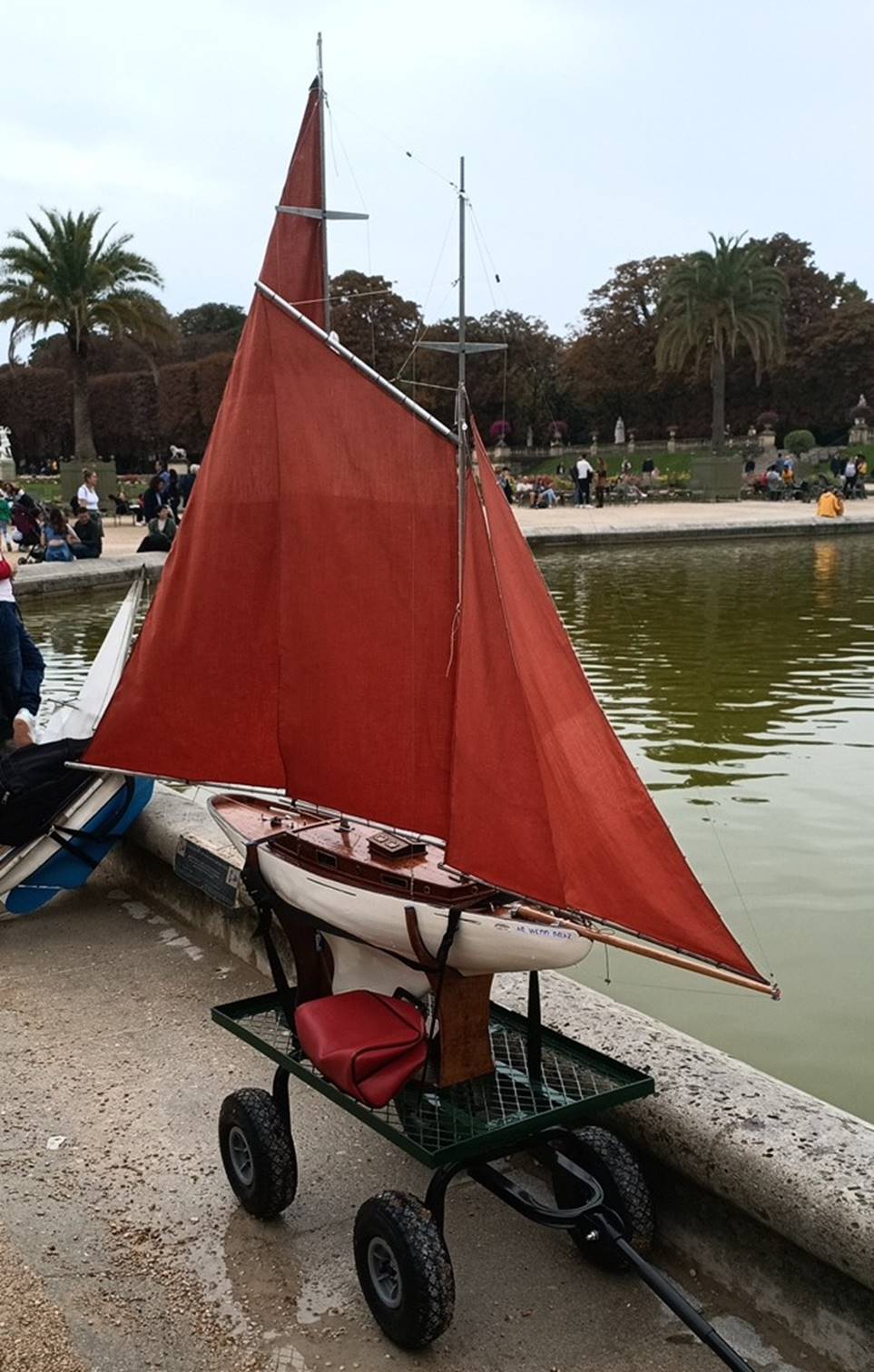 club nautique du luco jardin du Luxembourg Paris pond boat