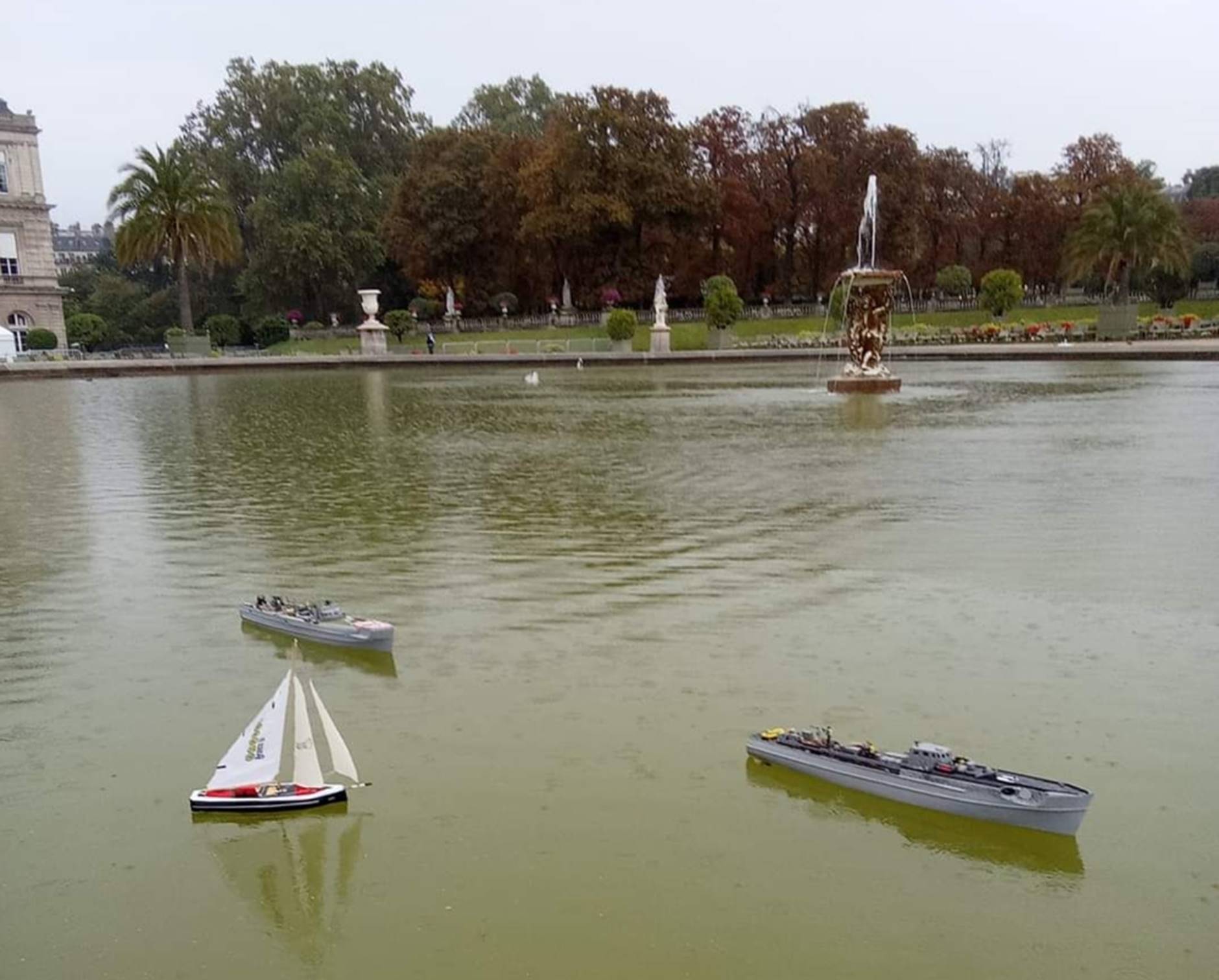 club nautique du luco jardin du Luxembourg Paris pond boat