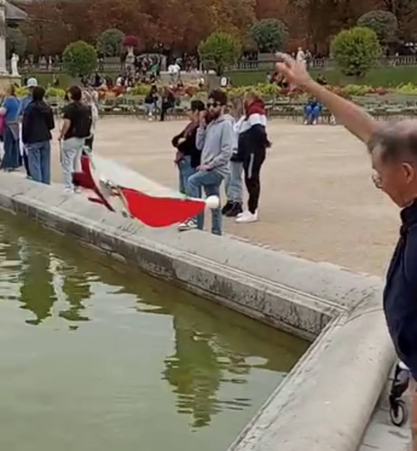 club nautique du luco jardin du Luxembourg Paris pond boat