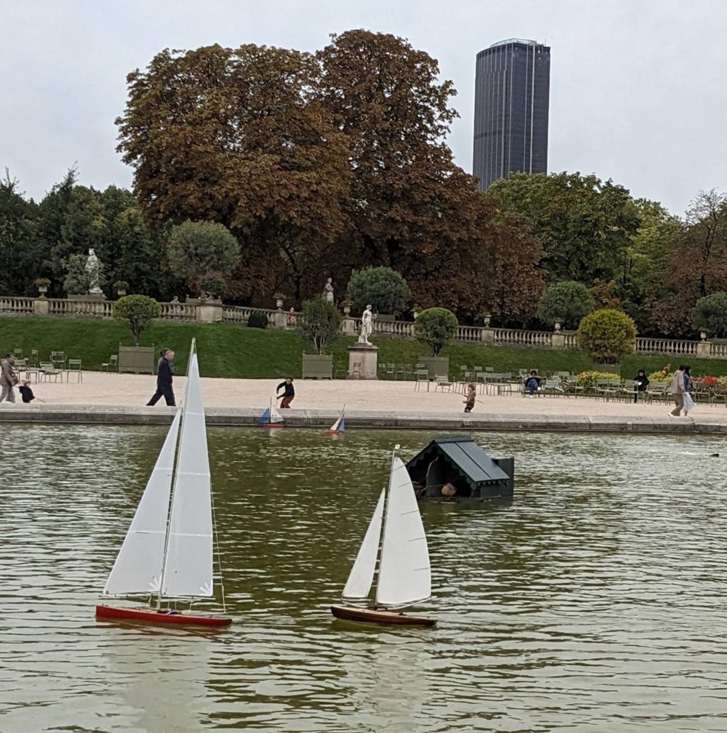 club nautique du luco jardin du Luxembourg Paris pond boat