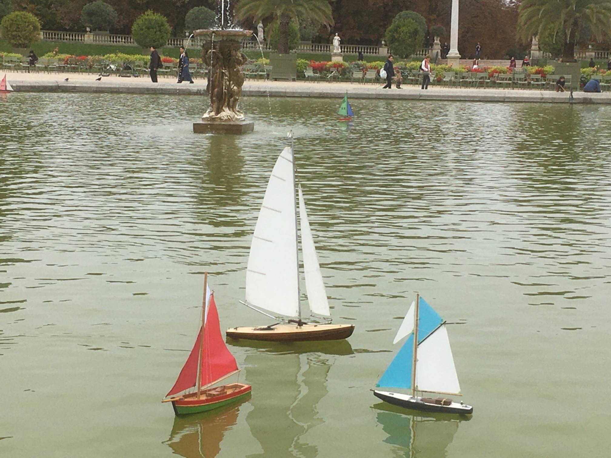 club nautique du luco jardin du Luxembourg Paris pond boat