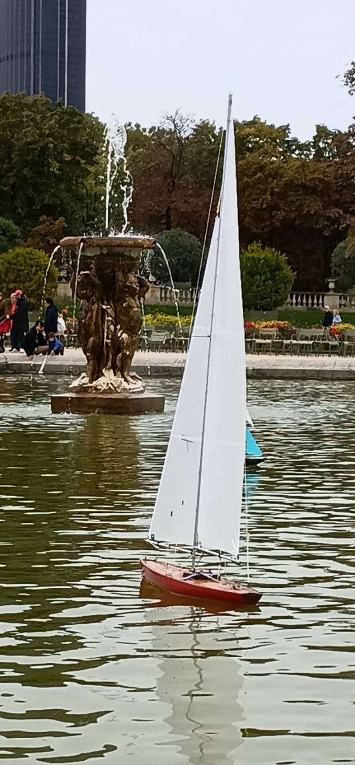 club nautique du luco jardin du Luxembourg Paris pond boat