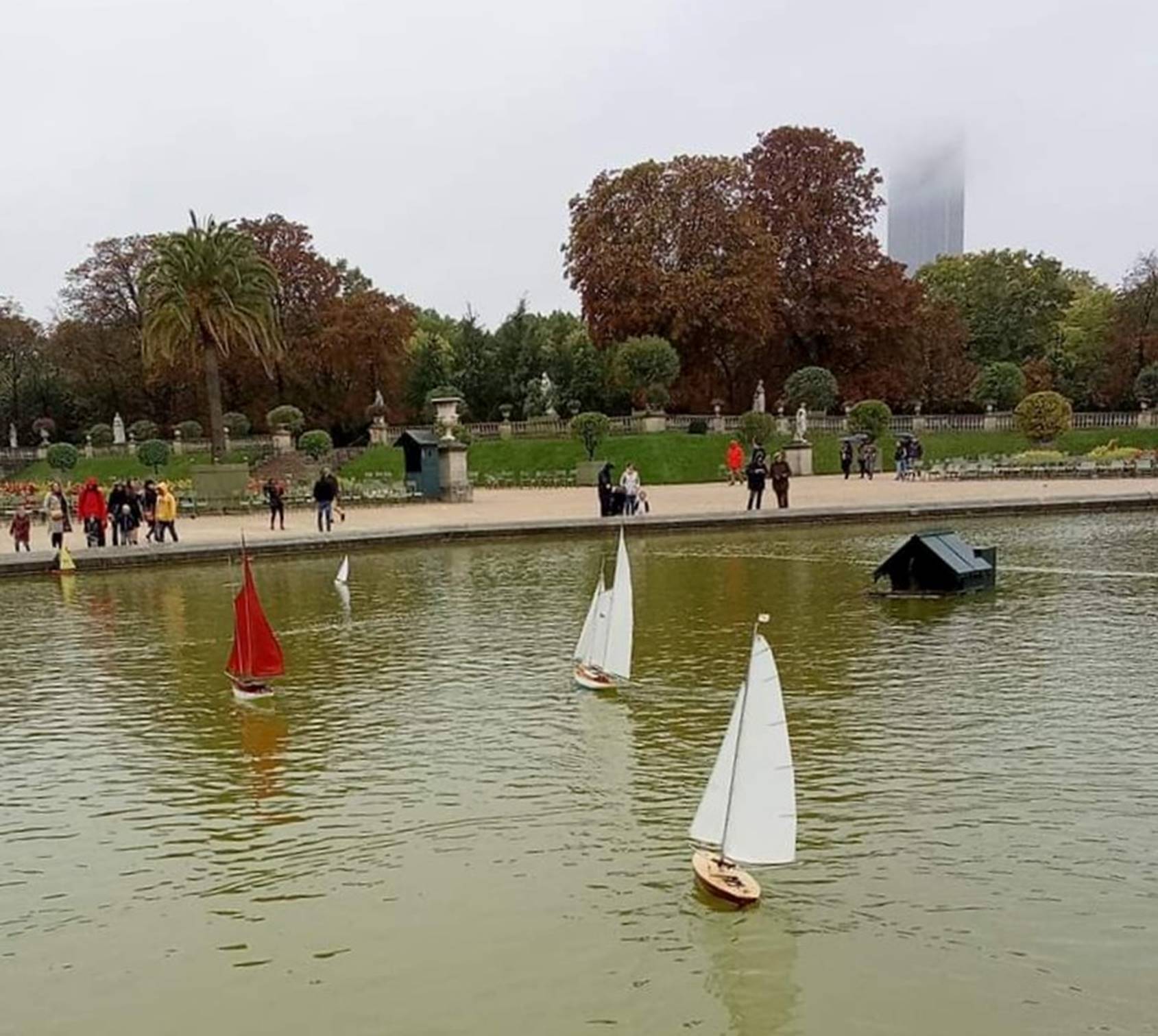 club nautique du luco jardin du Luxembourg Paris pond boat