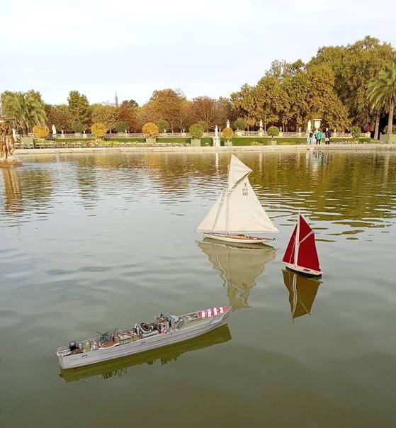 club nautique du luco jardin du Luxembourg Paris pond boat