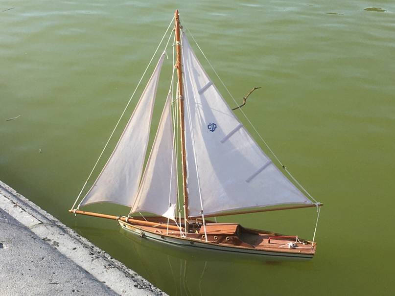 club nautique du luco jardin du Luxembourg Paris pond boat