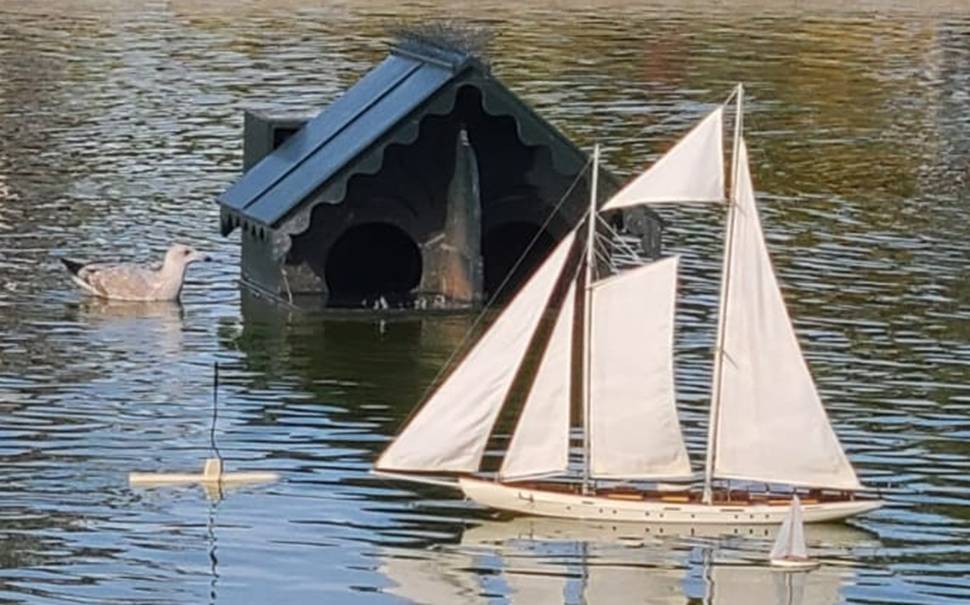 club nautique du luco jardin du Luxembourg Paris pond boat