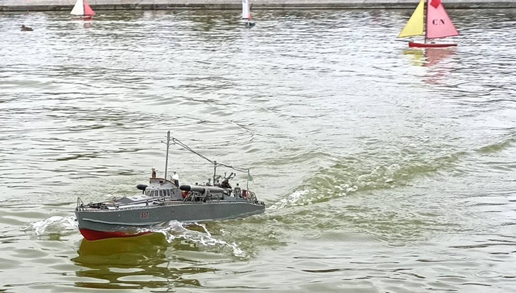 club nautique du luco jardin du Luxembourg Paris pond boat