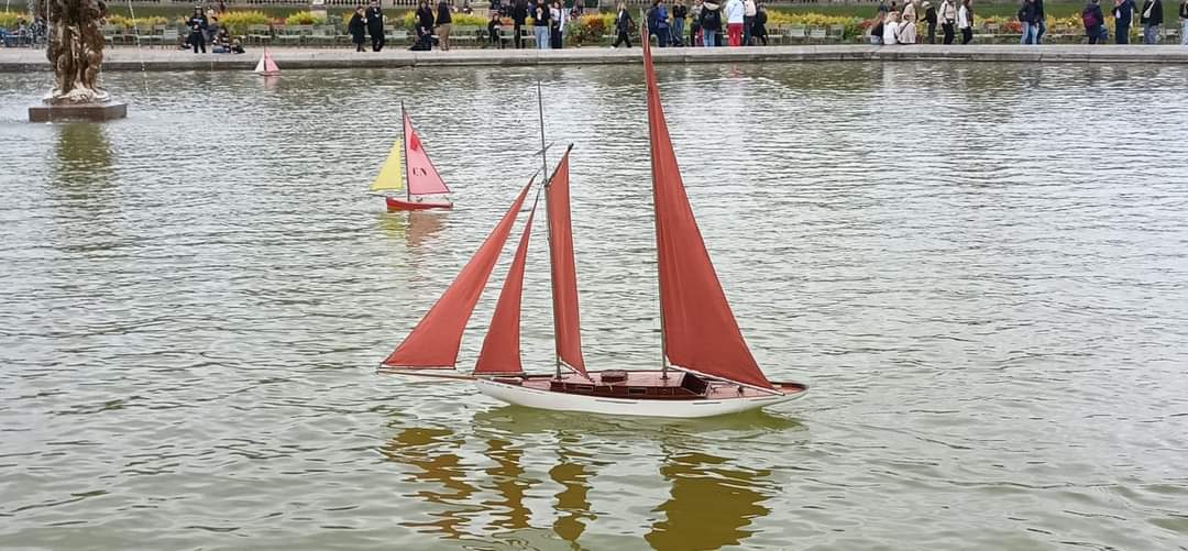 club nautique du luco jardin du Luxembourg Paris pond boat