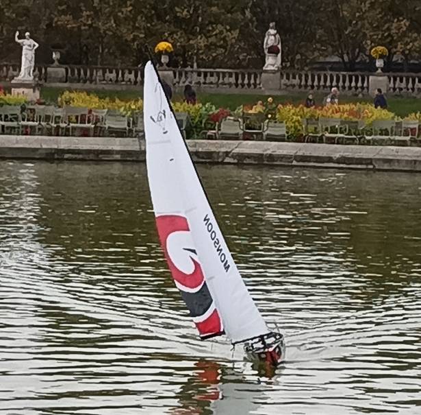 club nautique du luco jardin du Luxembourg Paris pond boat