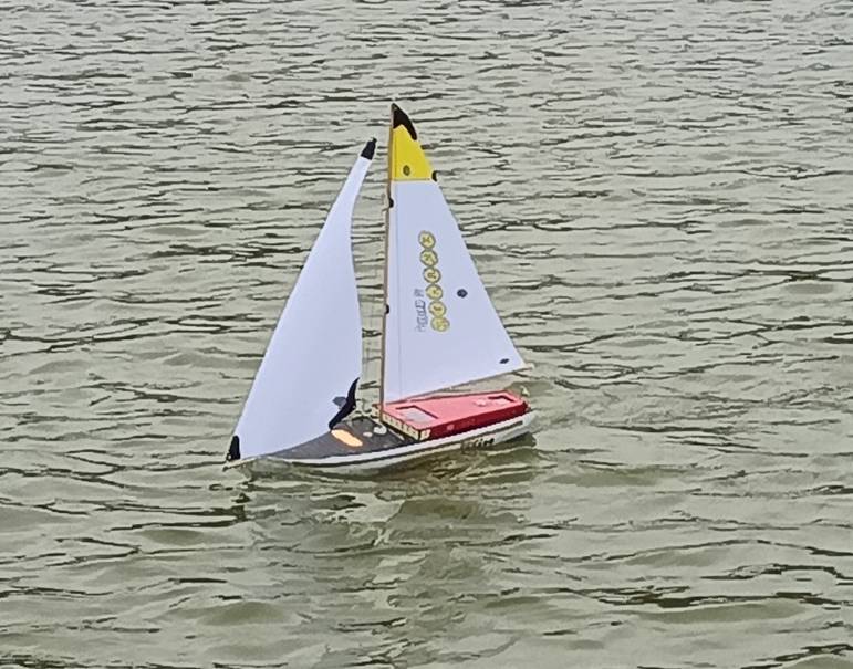 club nautique du luco jardin du Luxembourg Paris pond boat