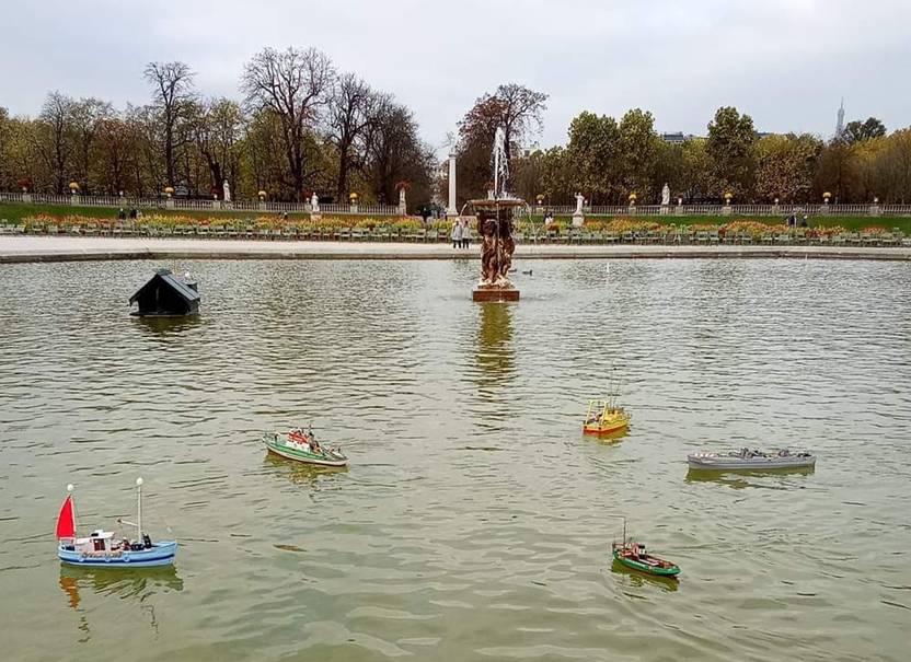 club nautique du luco jardin du Luxembourg Paris pond boat