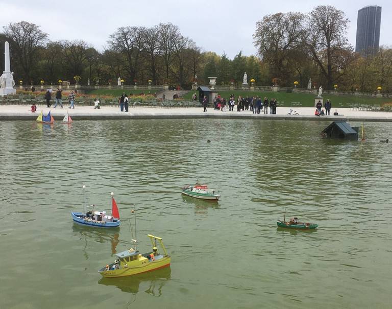 club nautique du luco jardin du Luxembourg Paris pond boat
