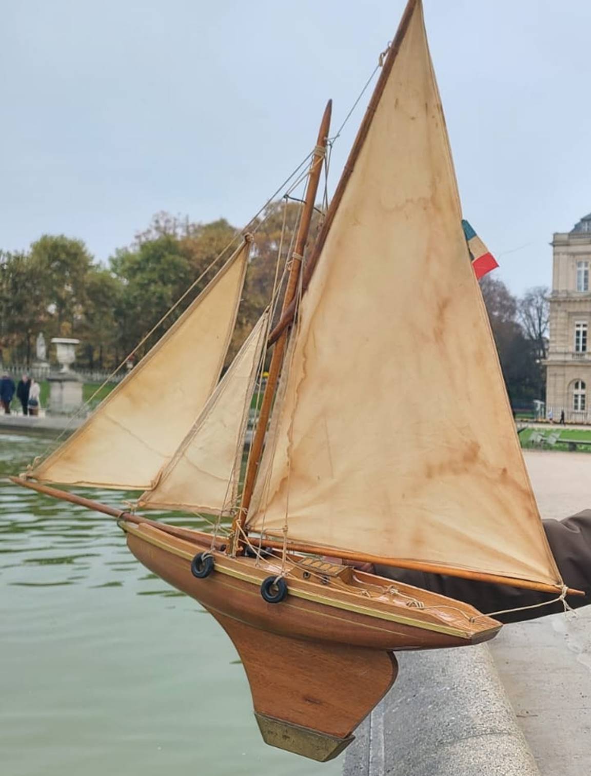 club nautique du luco jardin du Luxembourg Paris pond boat