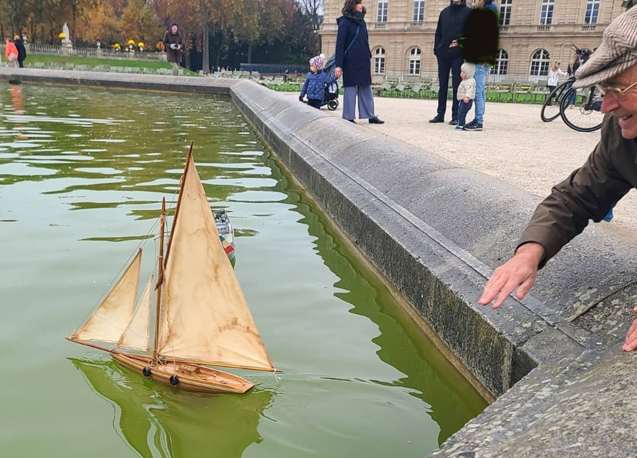 club nautique du luco jardin du Luxembourg Paris pond boat