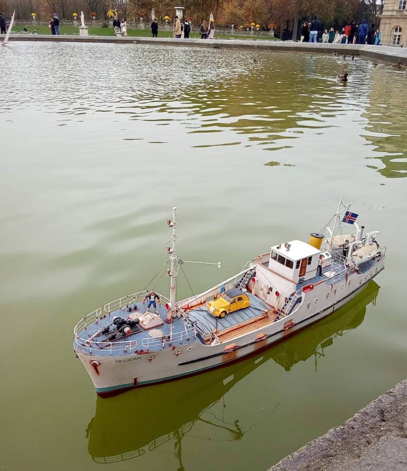 club nautique du luco jardin du Luxembourg Paris pond boat