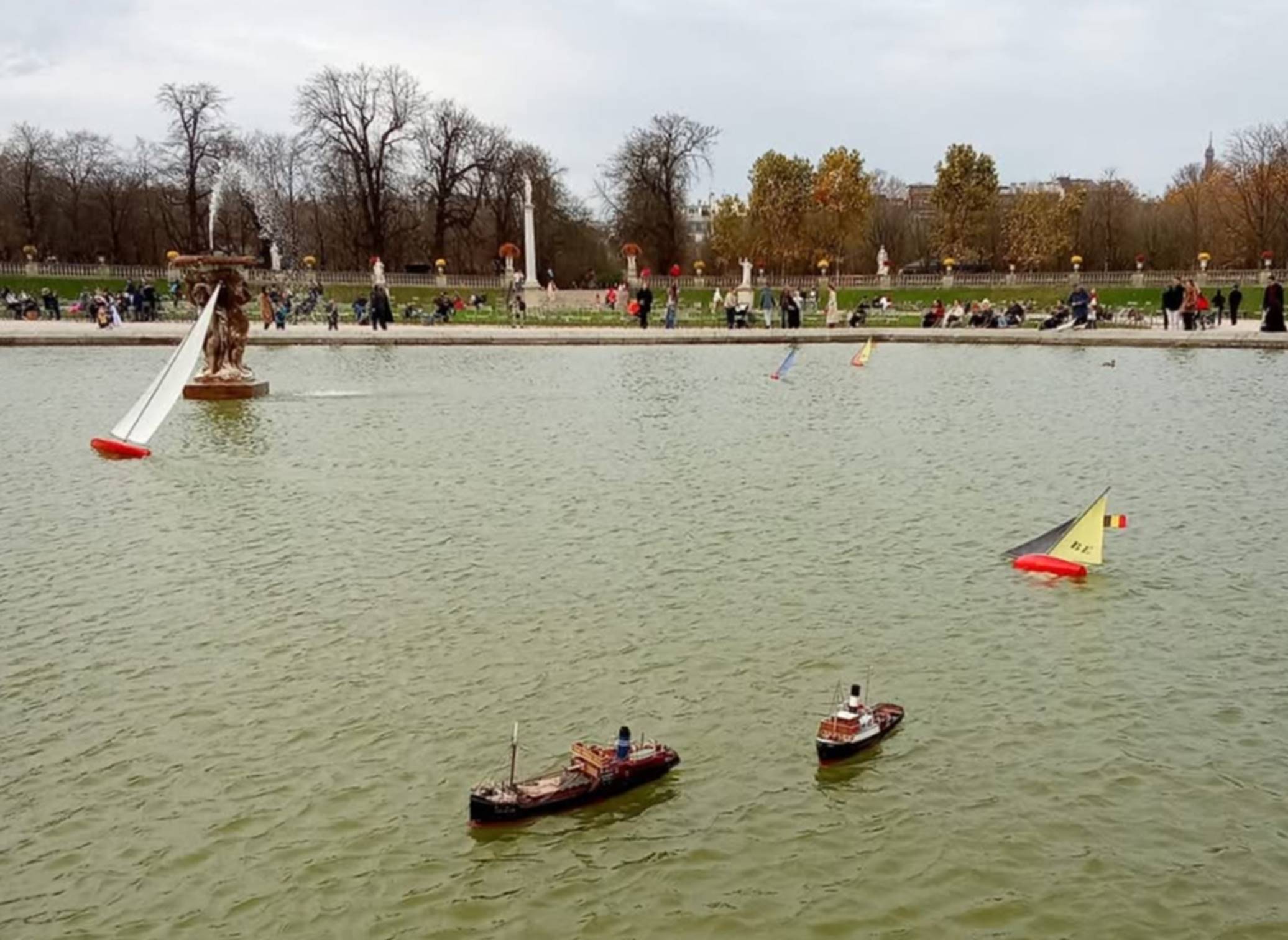 club nautique du luco jardin du Luxembourg Paris pond boat