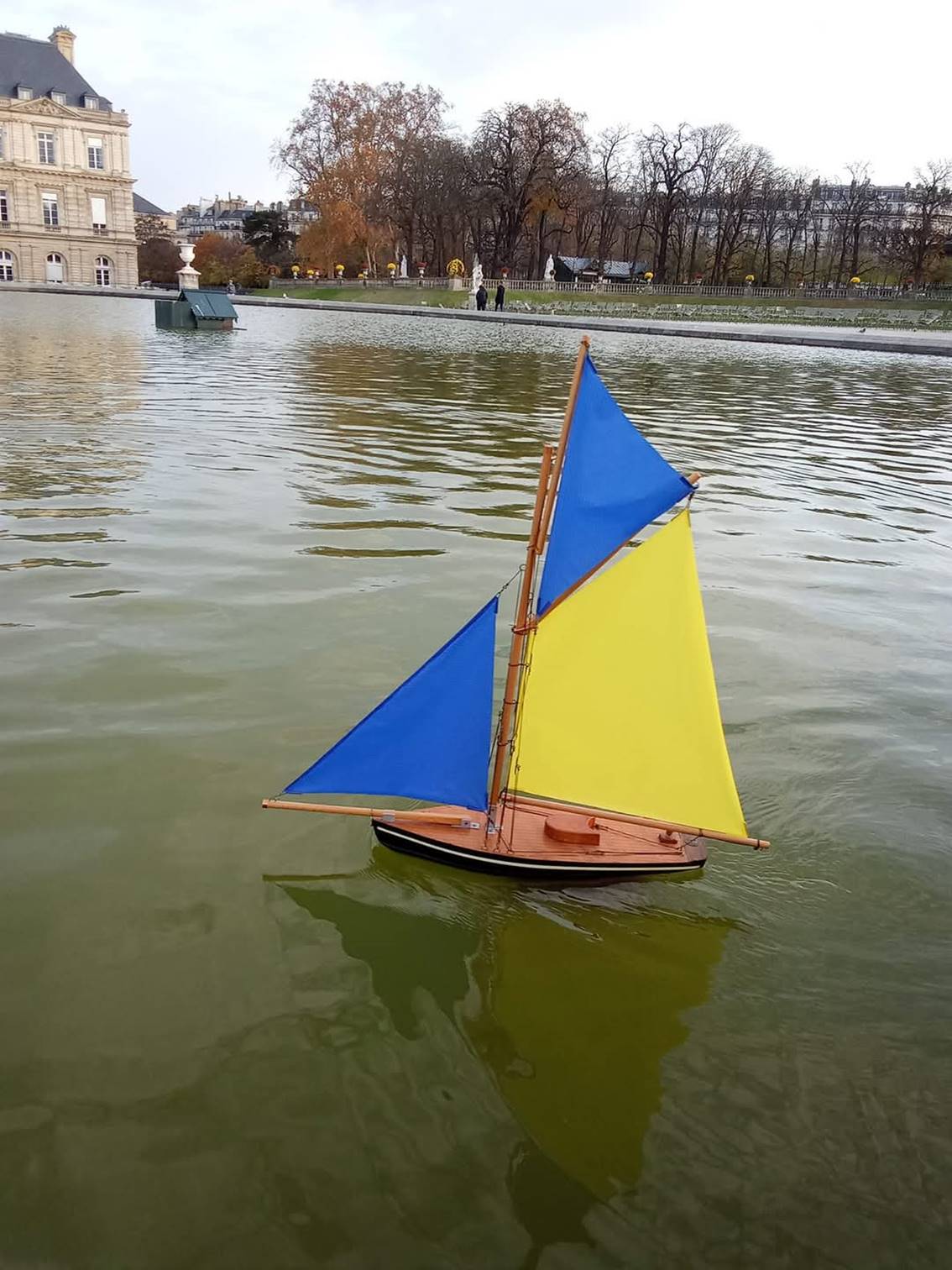 club nautique du luco jardin du Luxembourg Paris pond boat