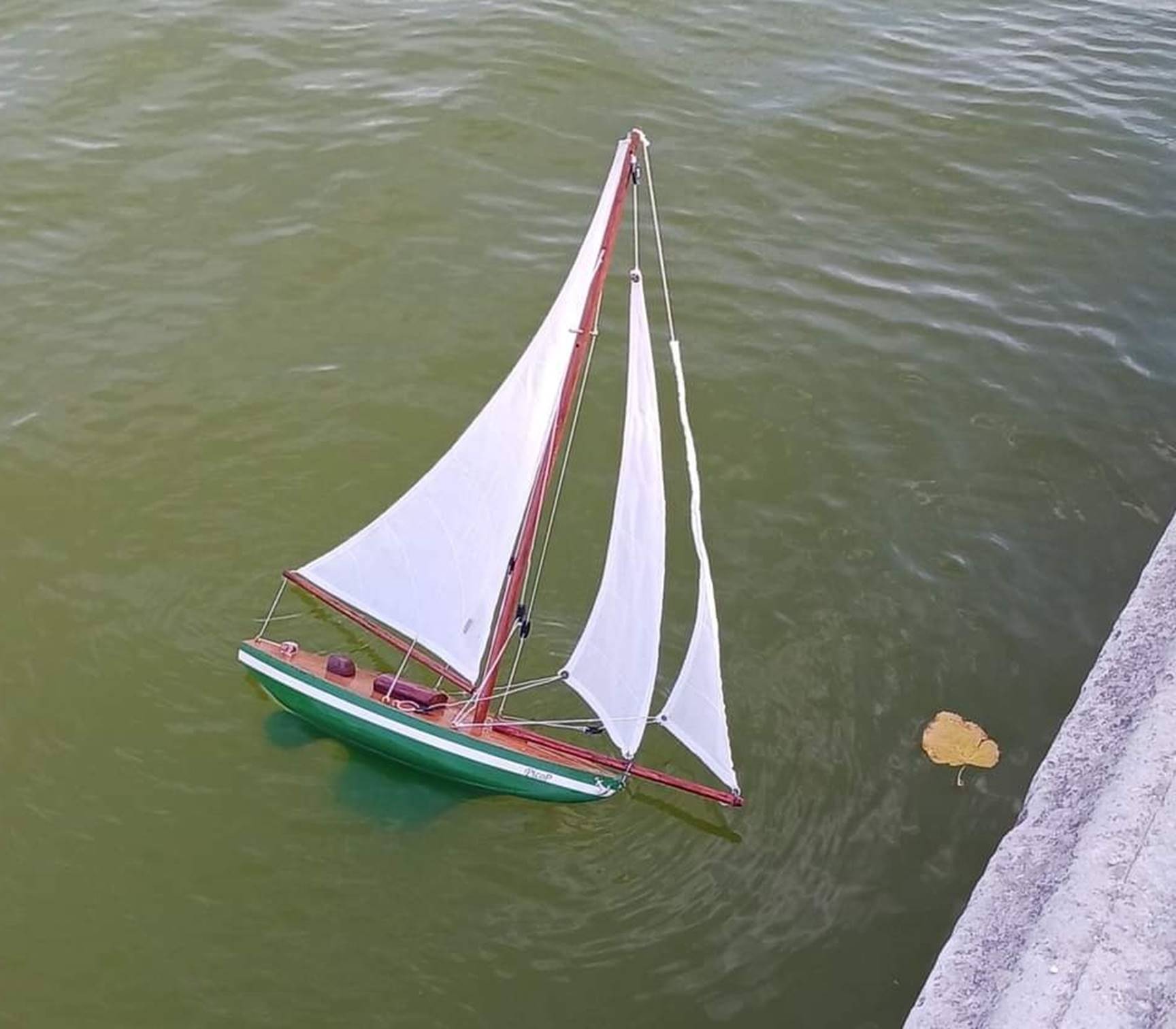 club nautique du luco jardin du Luxembourg Paris pond boat