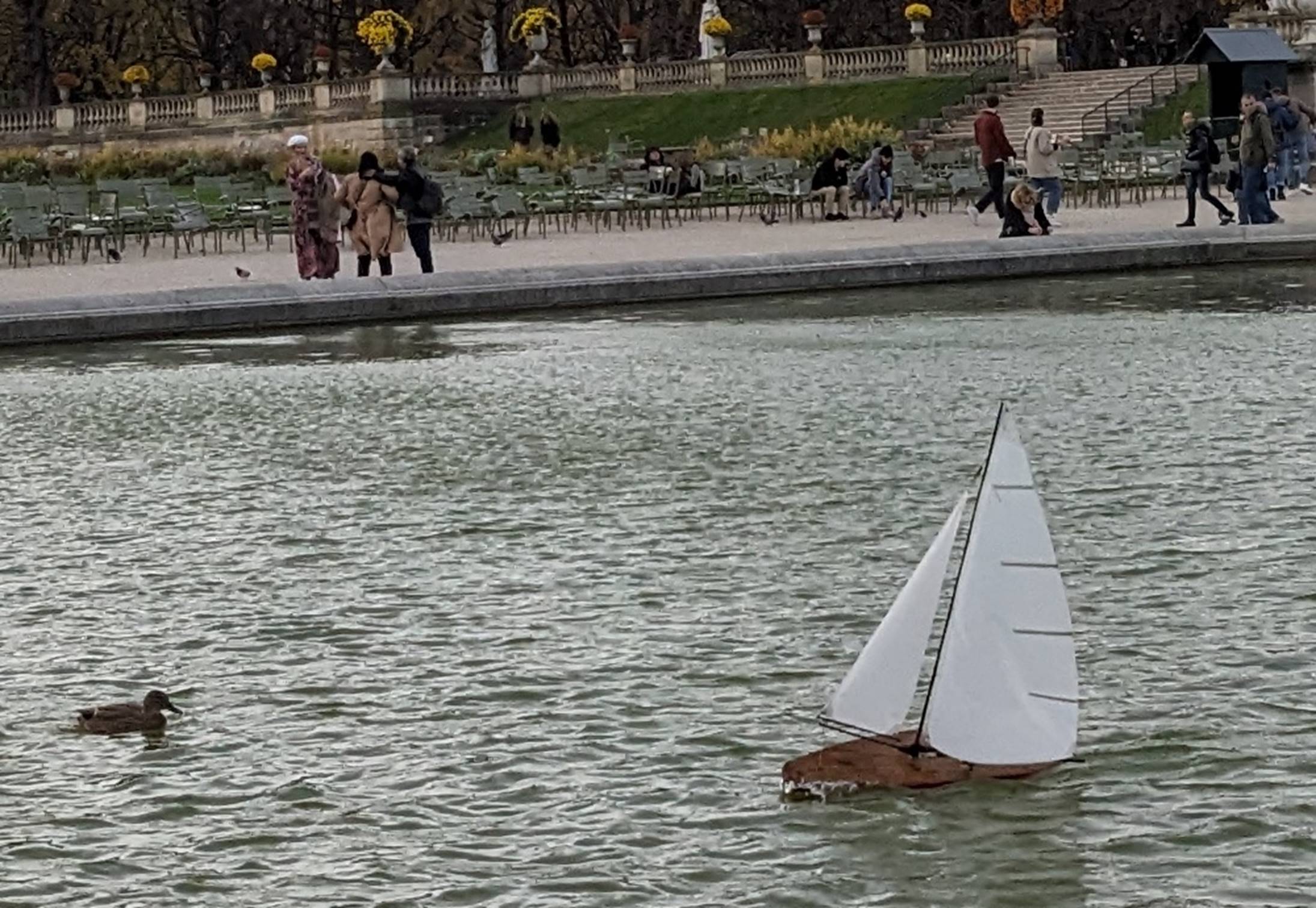 club nautique du luco jardin du Luxembourg Paris pond boat