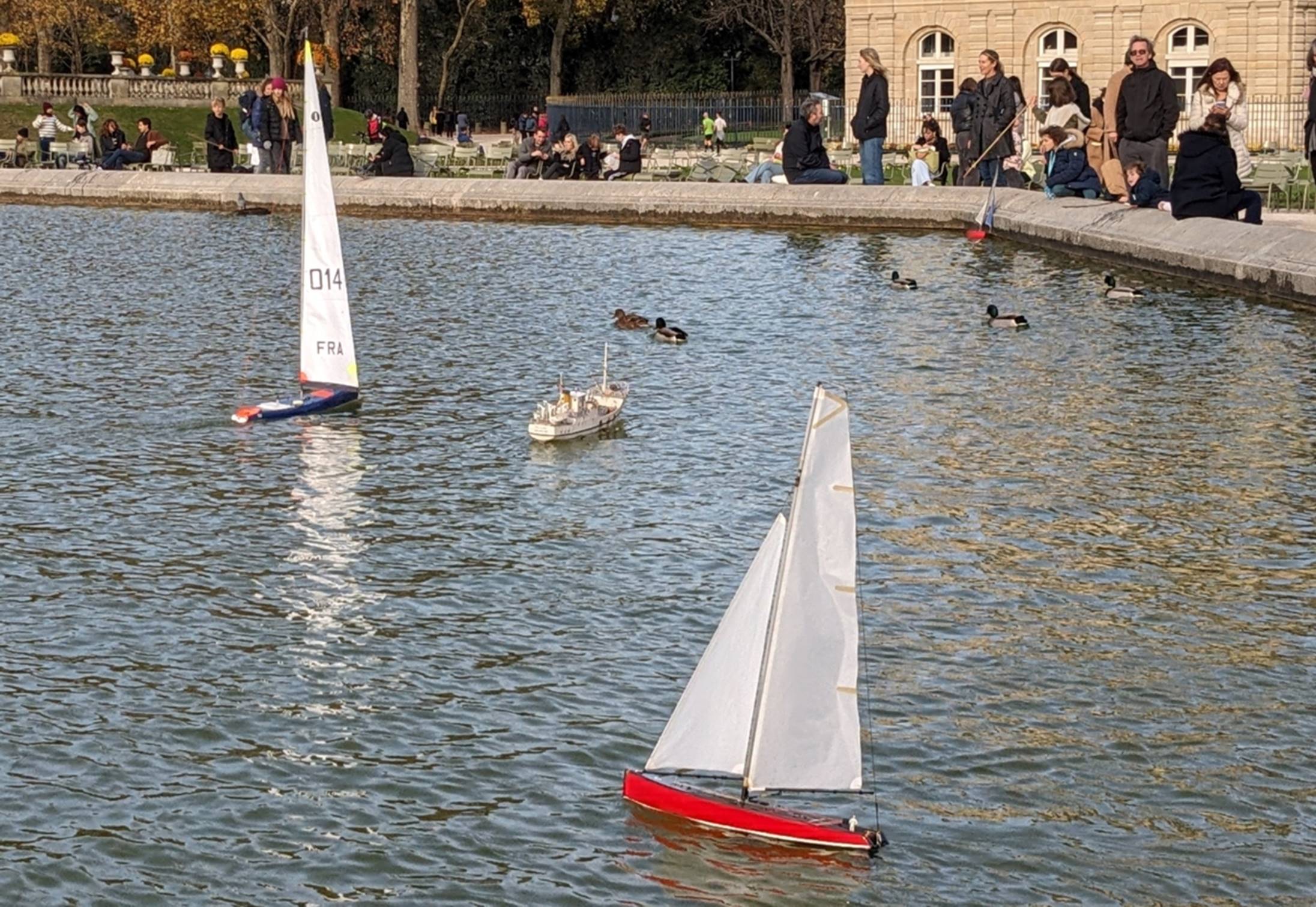 club nautique du luco jardin du Luxembourg Paris pond boat