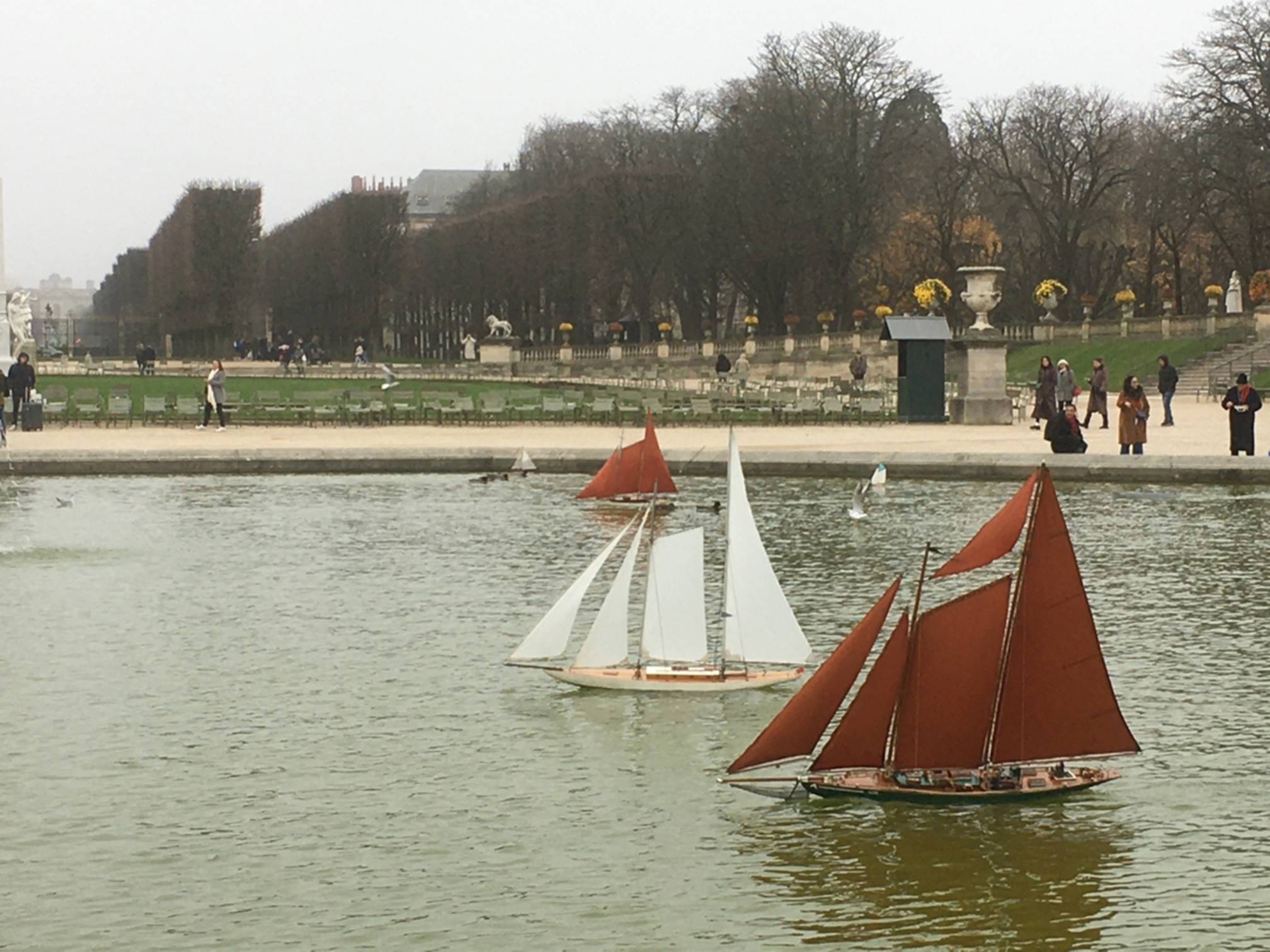 club nautique du luco jardin du Luxembourg Paris pond boat
