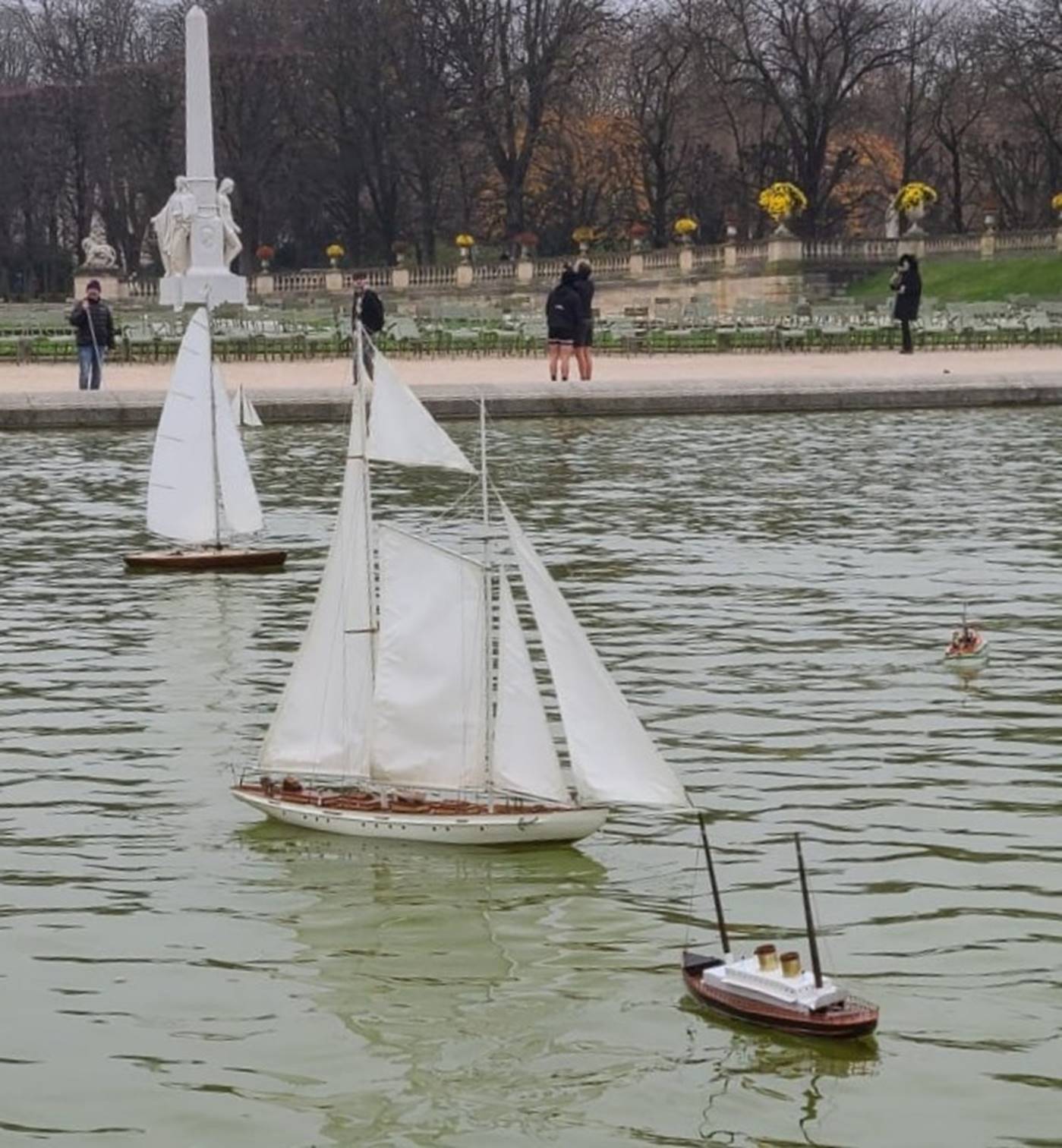 club nautique du luco jardin du Luxembourg Paris pond boat