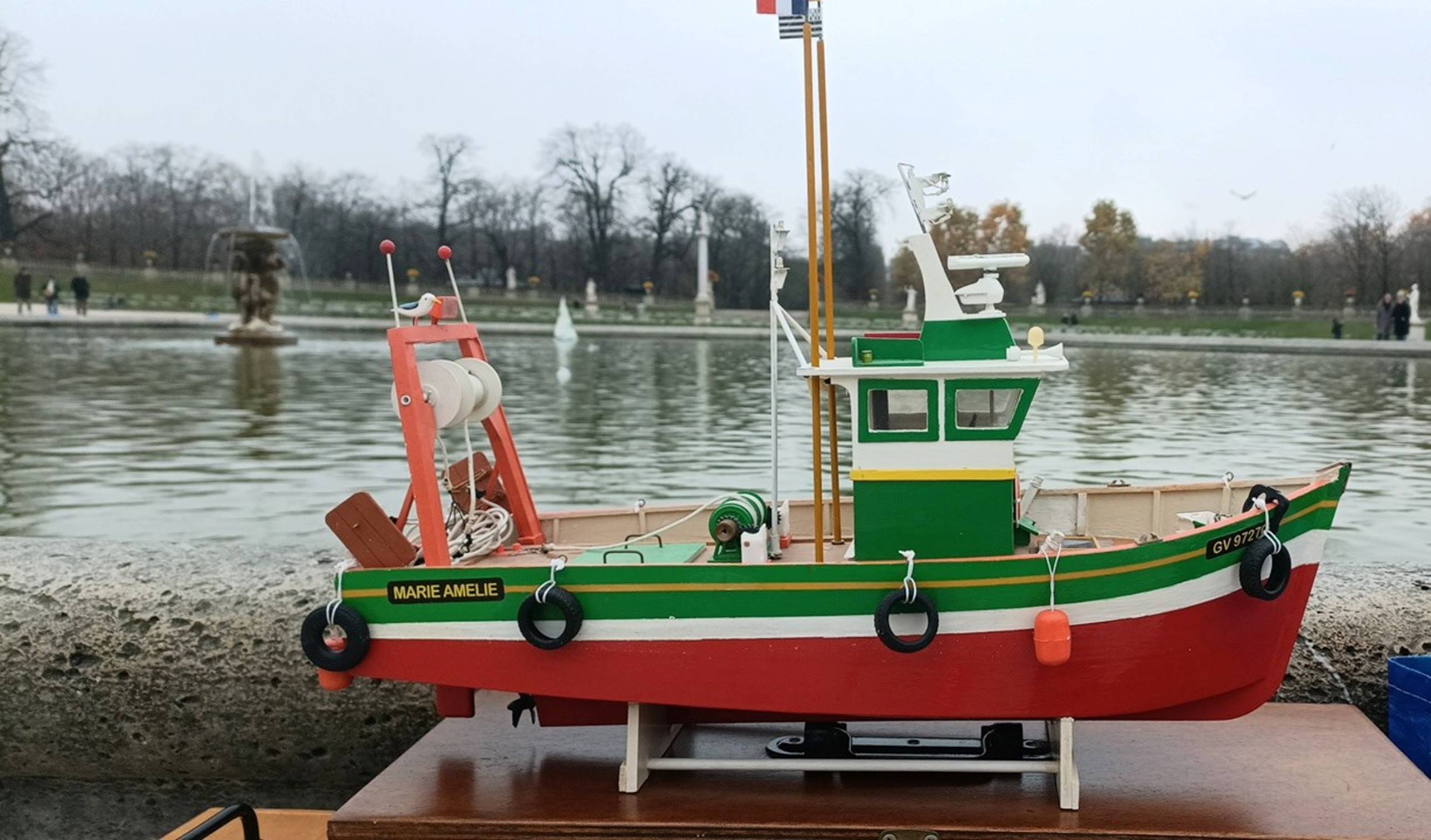 club nautique du luco jardin du Luxembourg Paris pond boat