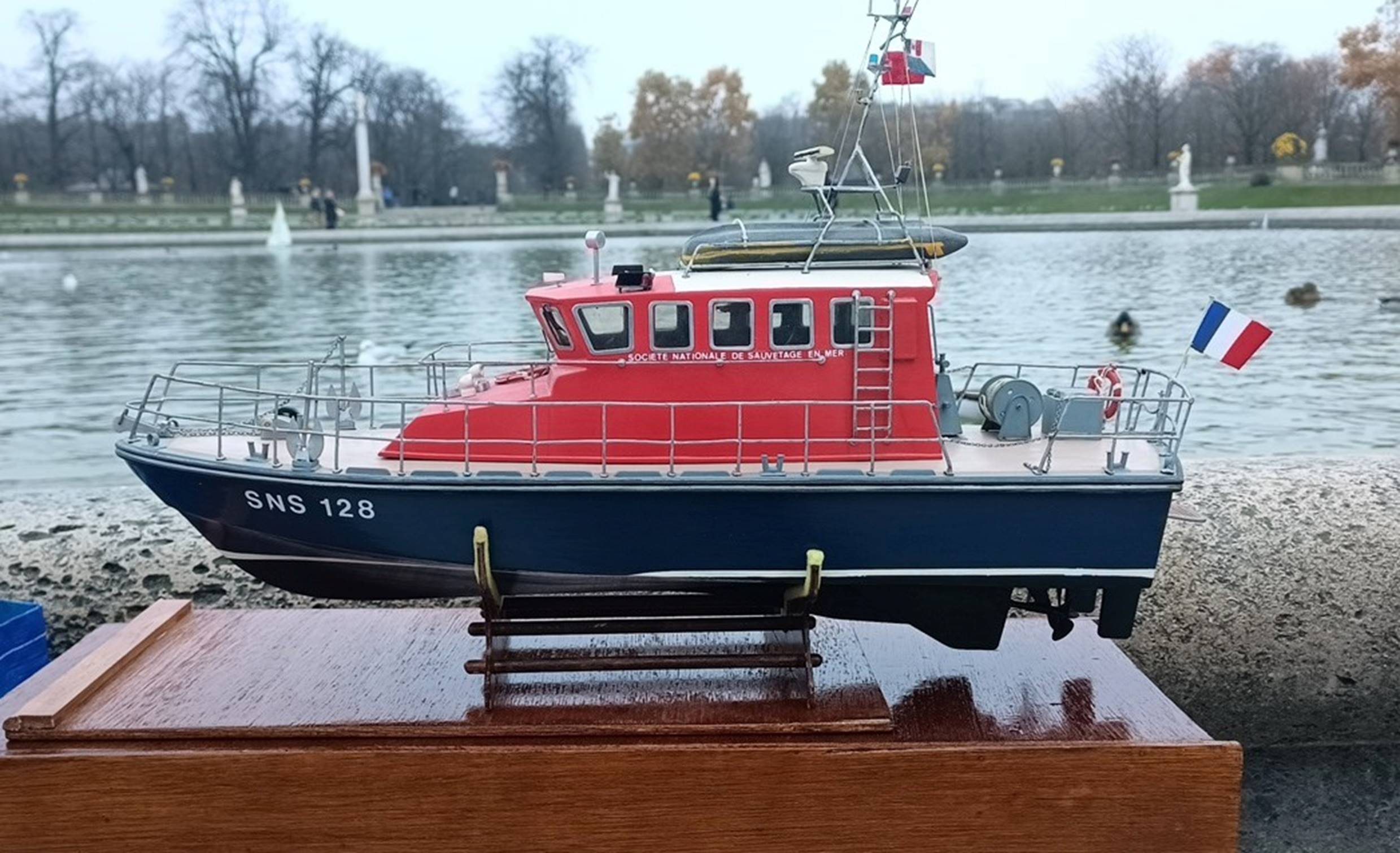 club nautique du luco jardin du Luxembourg Paris pond boat