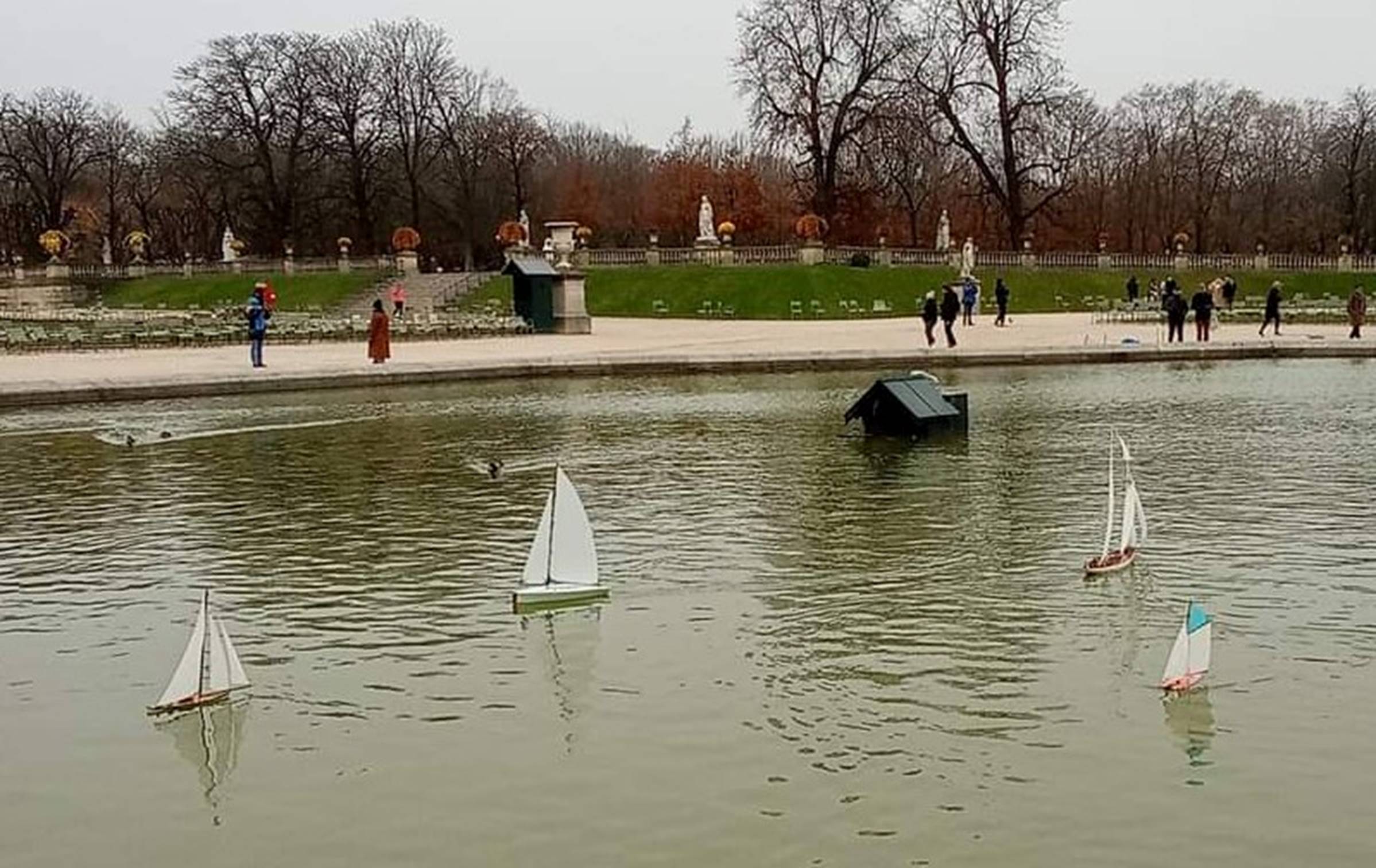 club nautique du luco jardin du Luxembourg Paris pond boat