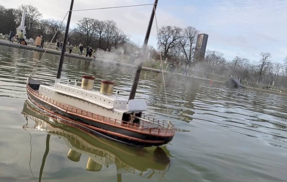 club nautique du luco jardin du Luxembourg Paris pond boat