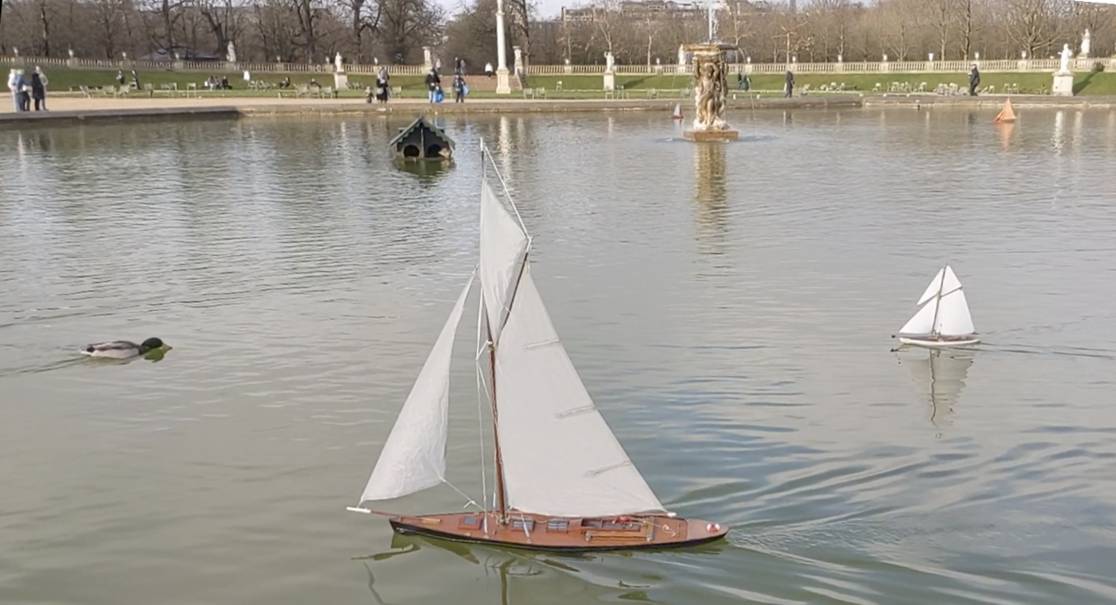 club nautique du luco jardin du Luxembourg Paris pond boat