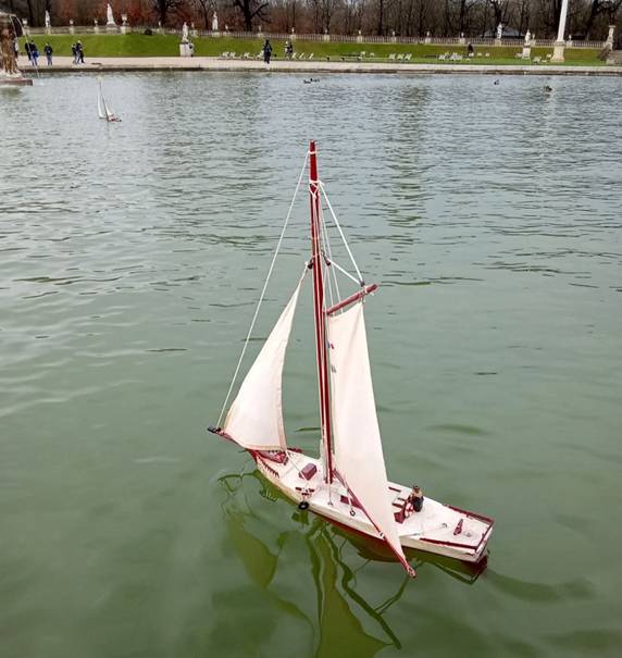 club nautique du luco jardin du Luxembourg Paris pond boat