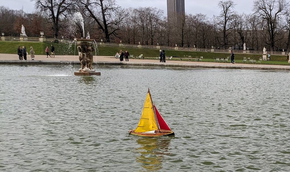 club nautique du luco jardin du Luxembourg Paris pond boat