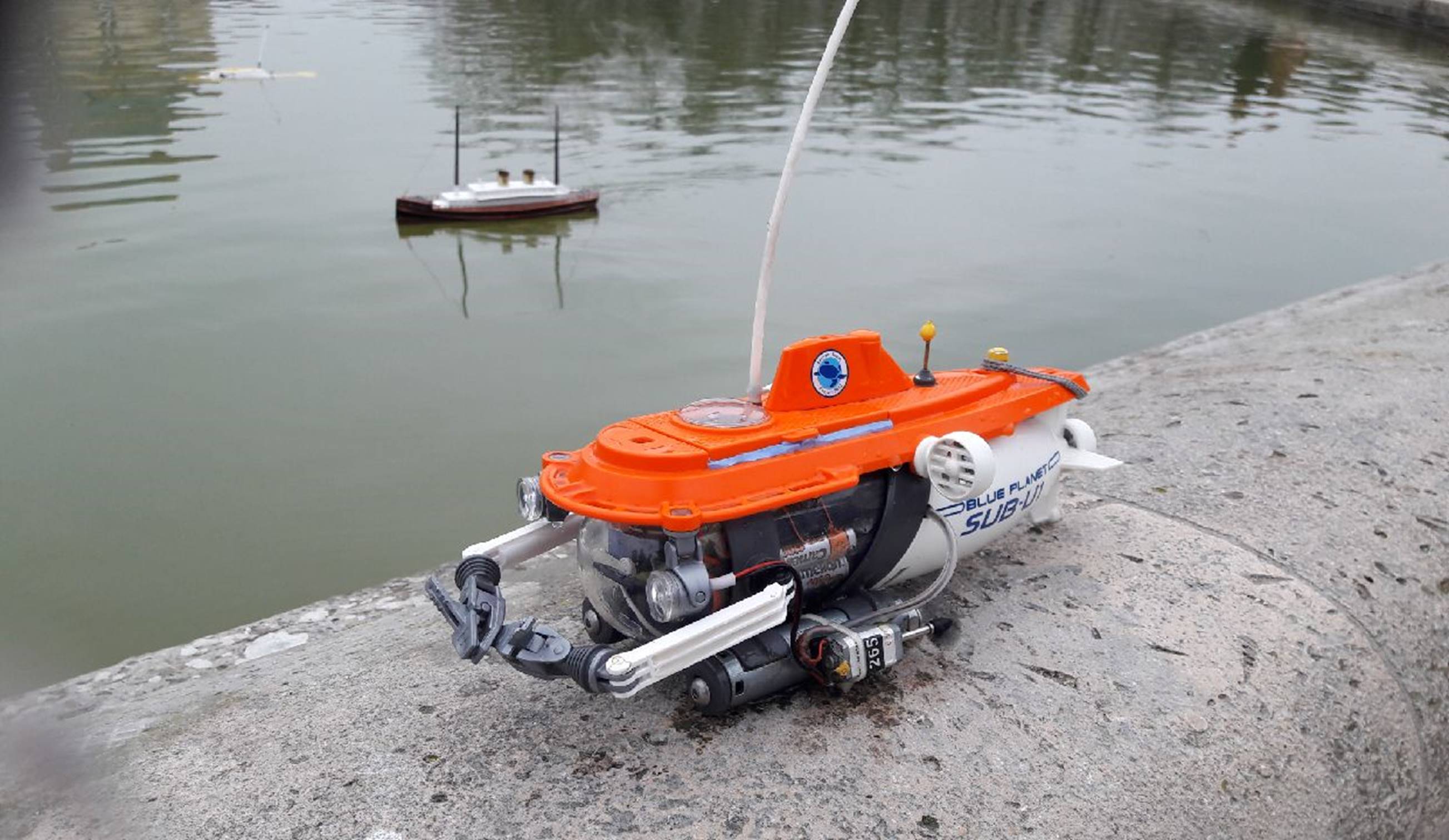 club nautique du luco jardin du Luxembourg Paris pond boat