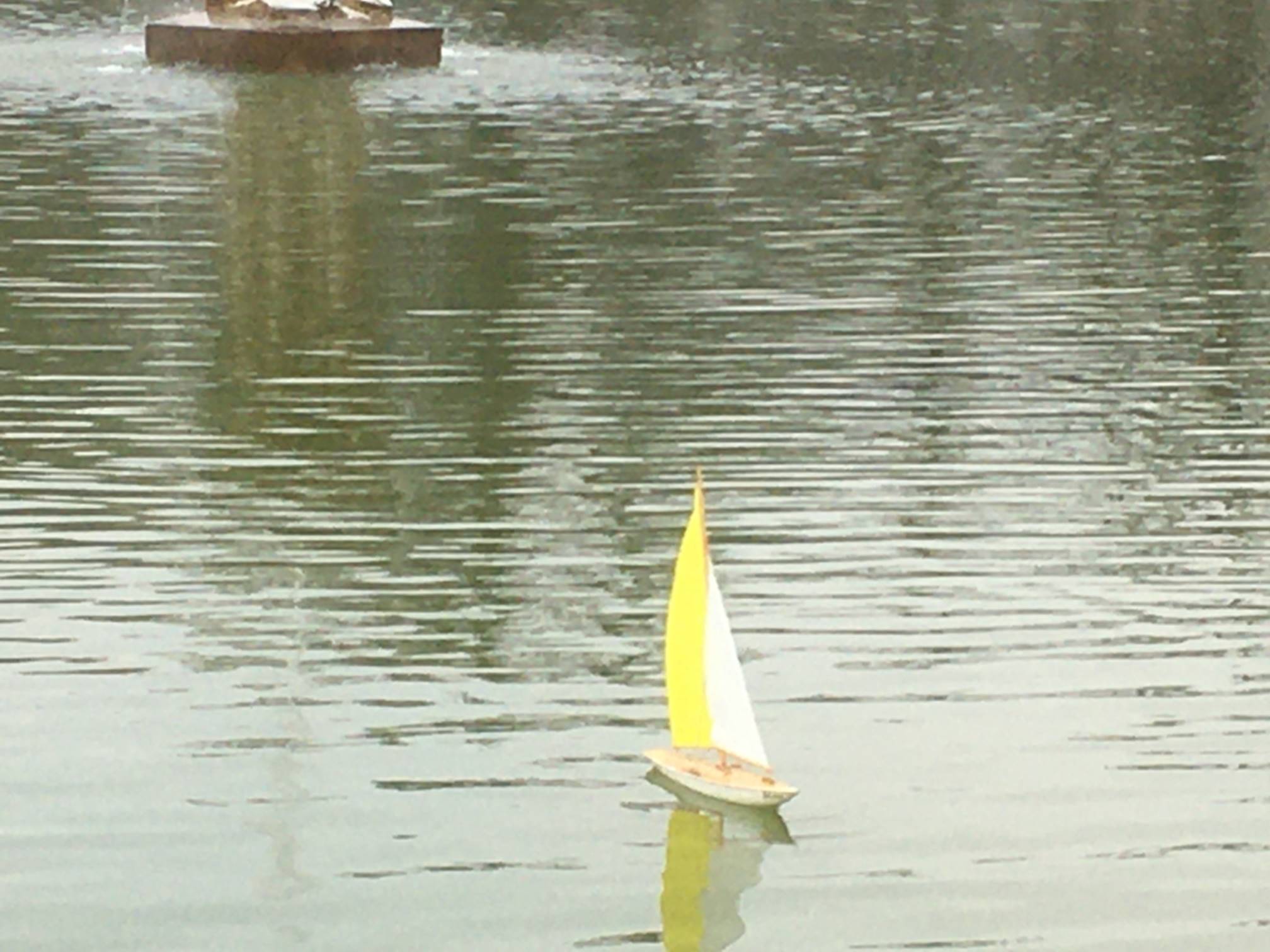 club nautique du luco jardin du Luxembourg Paris pond boat