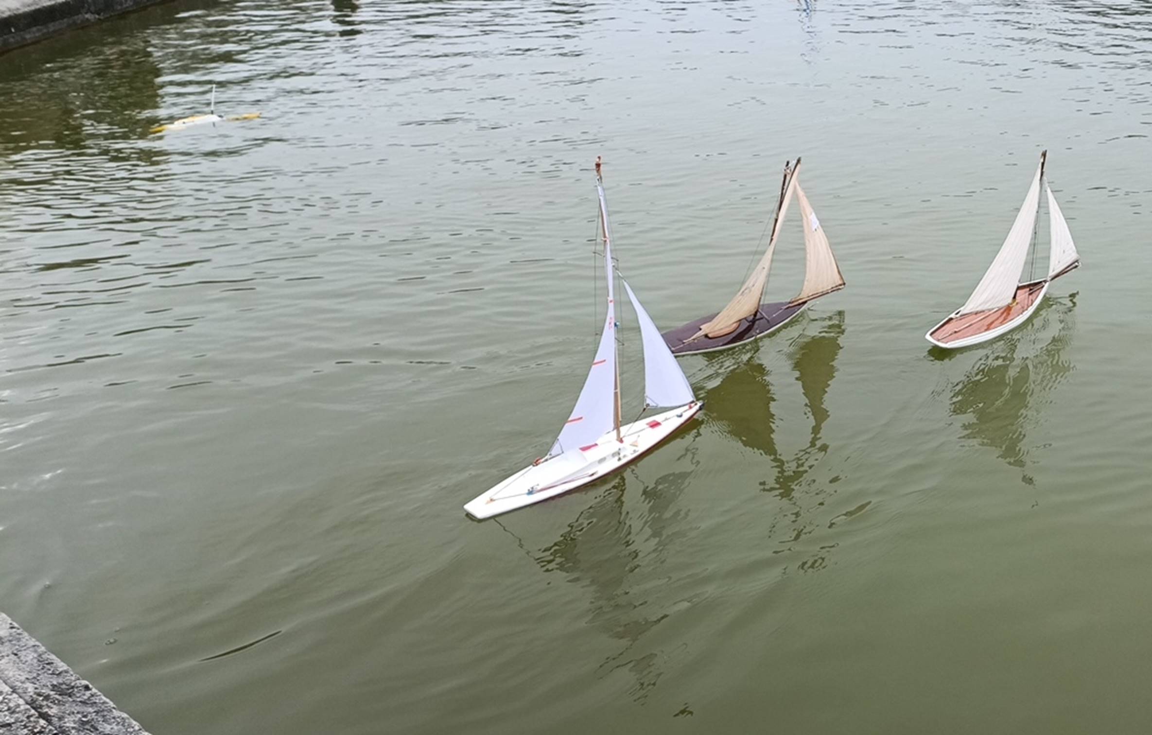 club nautique du luco jardin du Luxembourg Paris pond boat