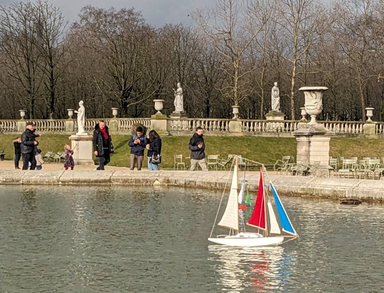 club nautique du luco jardin du Luxembourg Paris pond boat