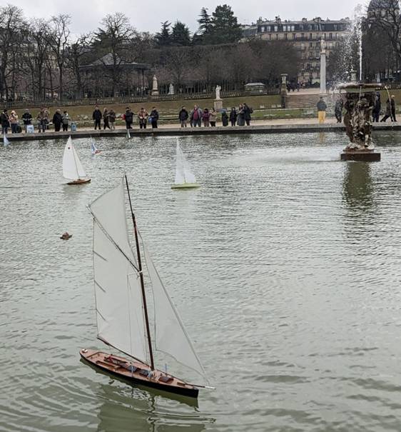 club nautique du luco jardin du Luxembourg Paris pond boat