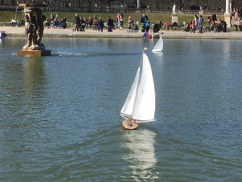 club nautique du luco jardin du Luxembourg Paris pond boat