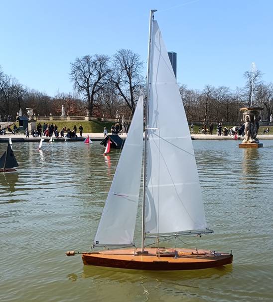 club nautique du luco jardin du Luxembourg Paris pond boat