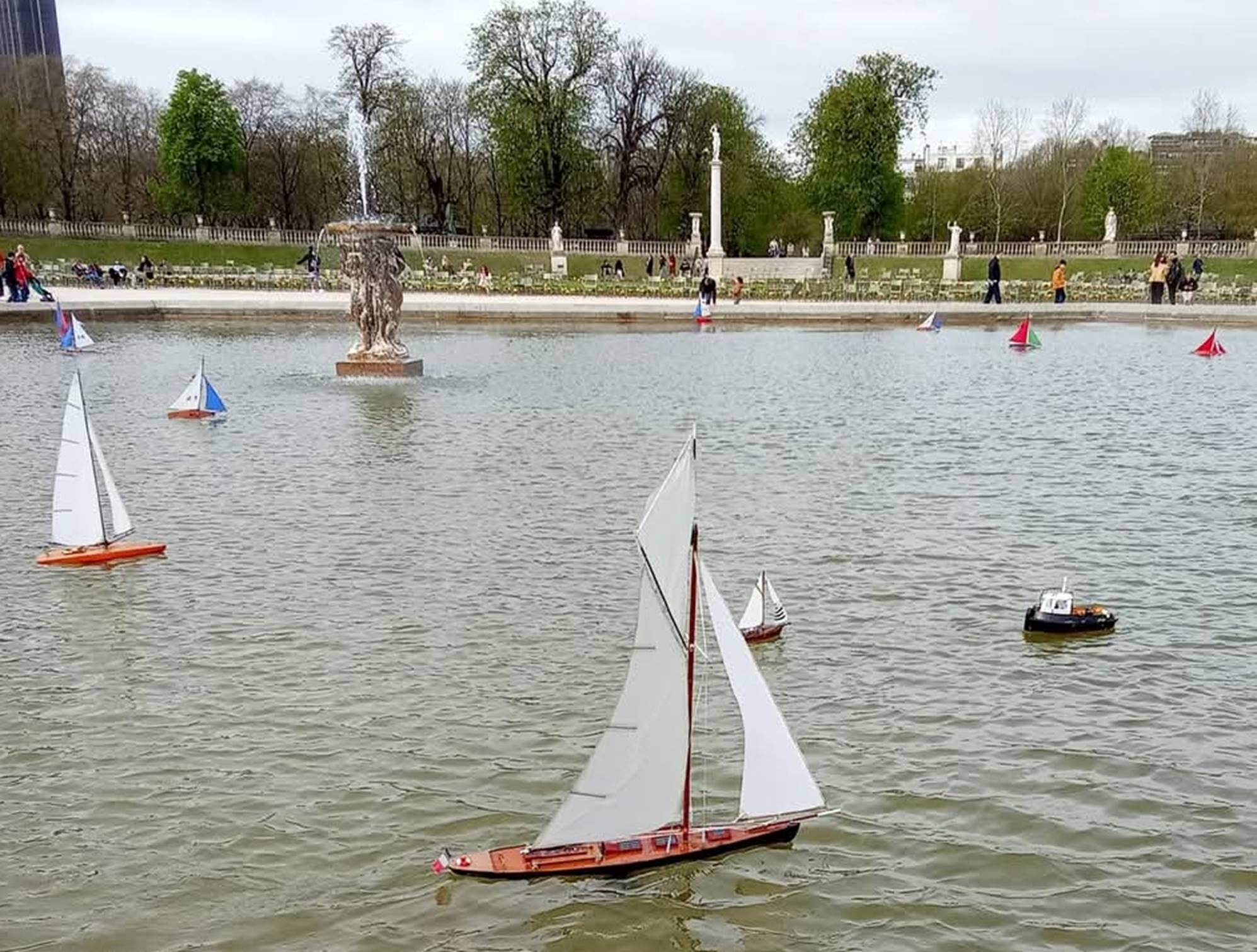 club nautique du luco jardin du Luxembourg Paris pond boat